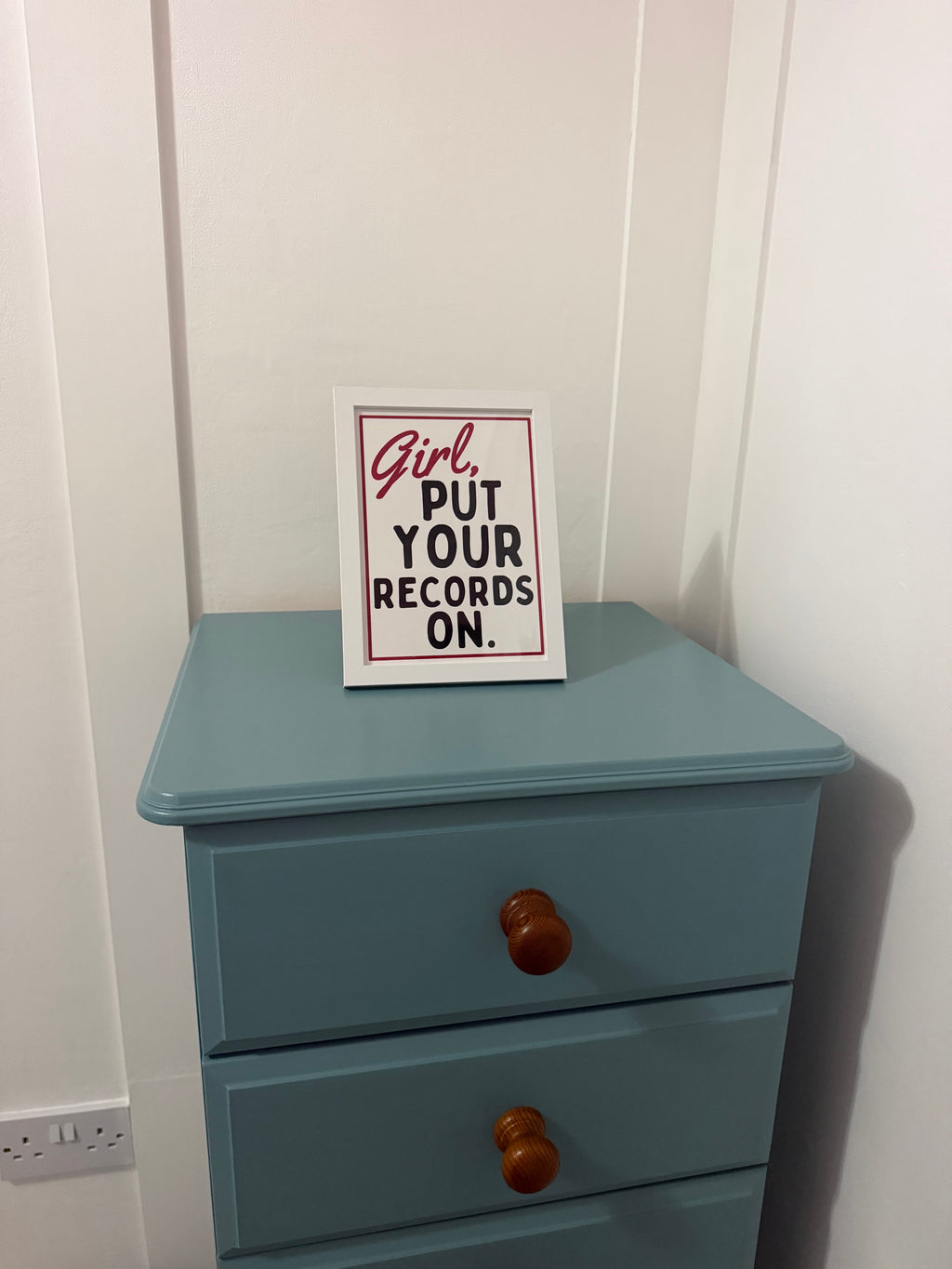 A5 “Girl Put Your Records On” Retro Art Print – Vintage-Inspired Wall Art, Music Quote Décor, Aesthetic Gift