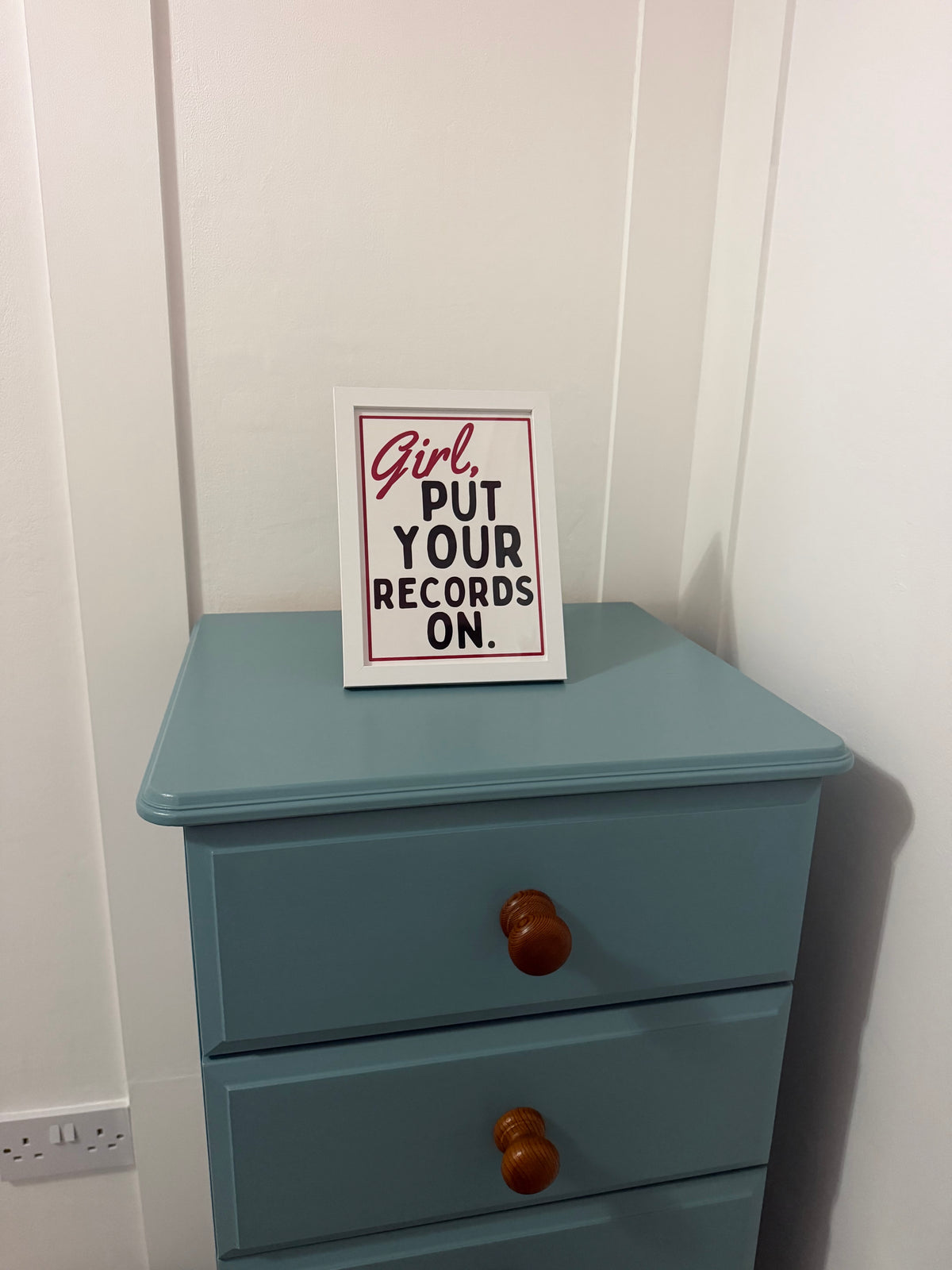A5 “Girl Put Your Records On” Retro Art Print – Vintage-Inspired Wall Art, Music Quote Décor, Aesthetic Gift